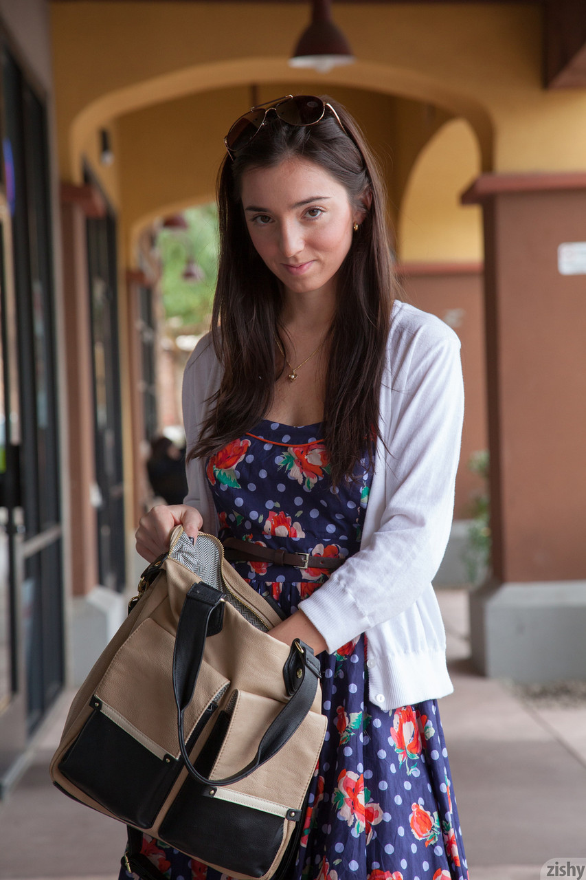 业余青少年奥利夫·索瑟德在公共场合露胸和走光