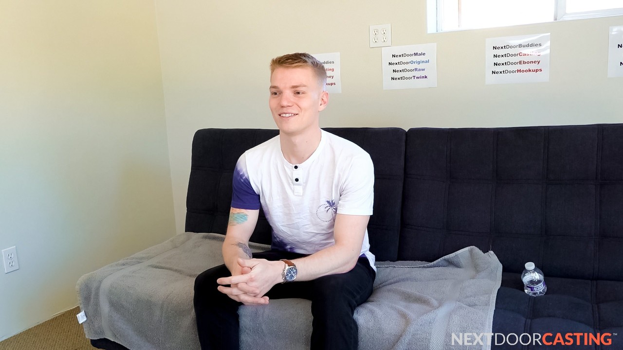 イケイケの若い種馬カイル・ブラントが服を脱いでチ○コをシコシコ