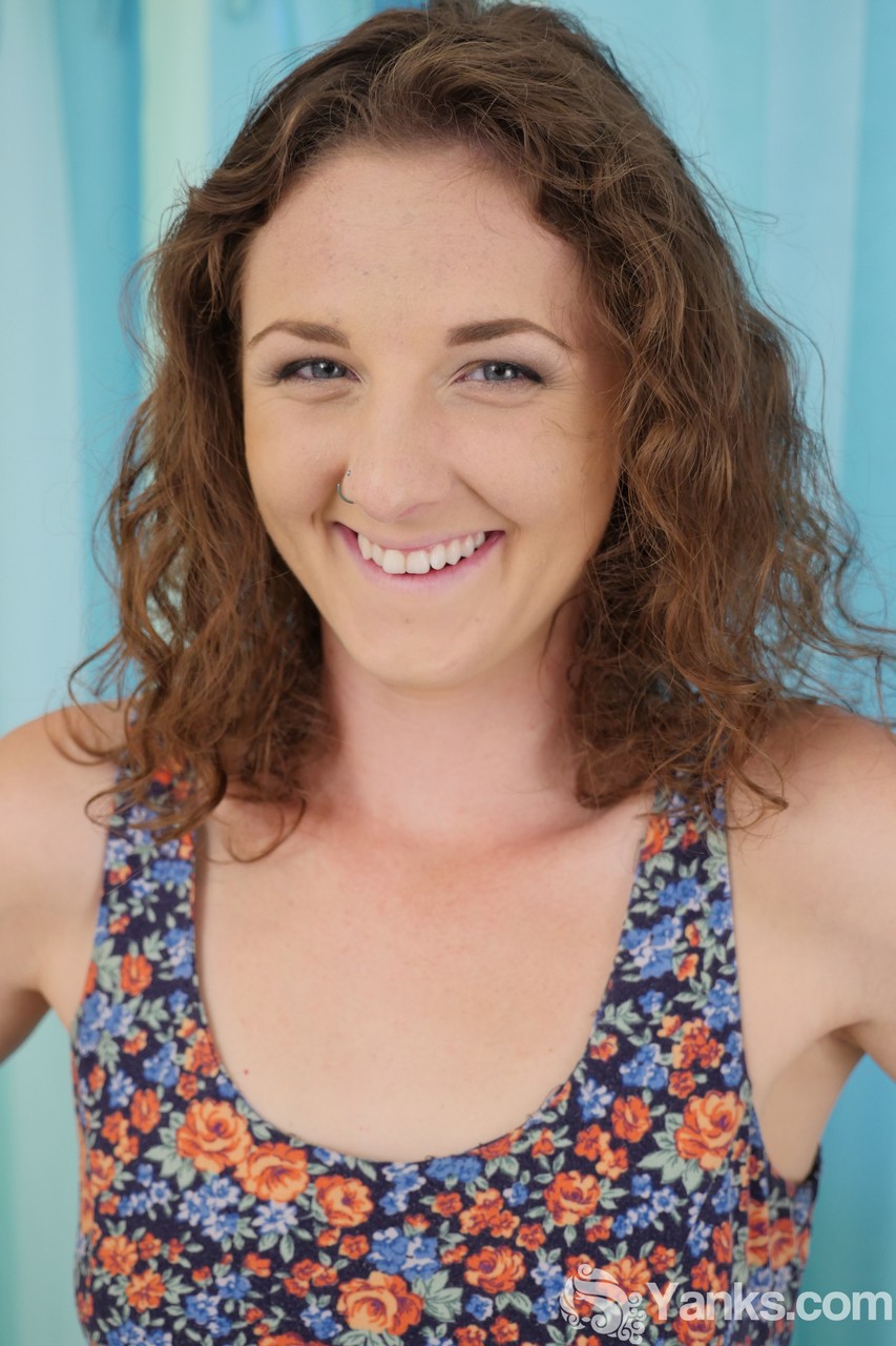 剃毛嫩穴甜妹玛丽·简·雪莉玩弄大震动棒