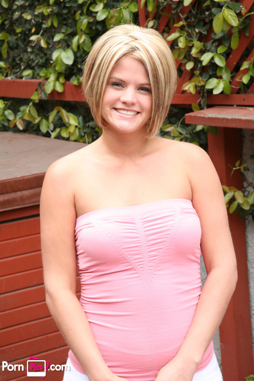 金髪のニッキ・グラインドがソロで丸い尻と巨乳を披露