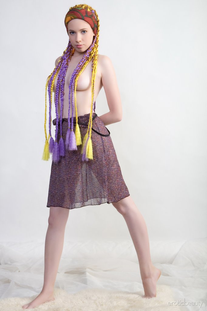 الحسناء الغريبة جيليان أ تكشف عن شفتيها المهبلية البريئتين المشذبتين بإتقان