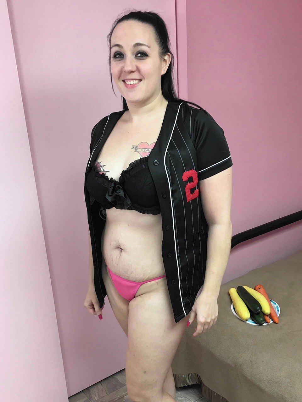 风骚熟女Selena Sky展示多汁小穴并用玩具深插