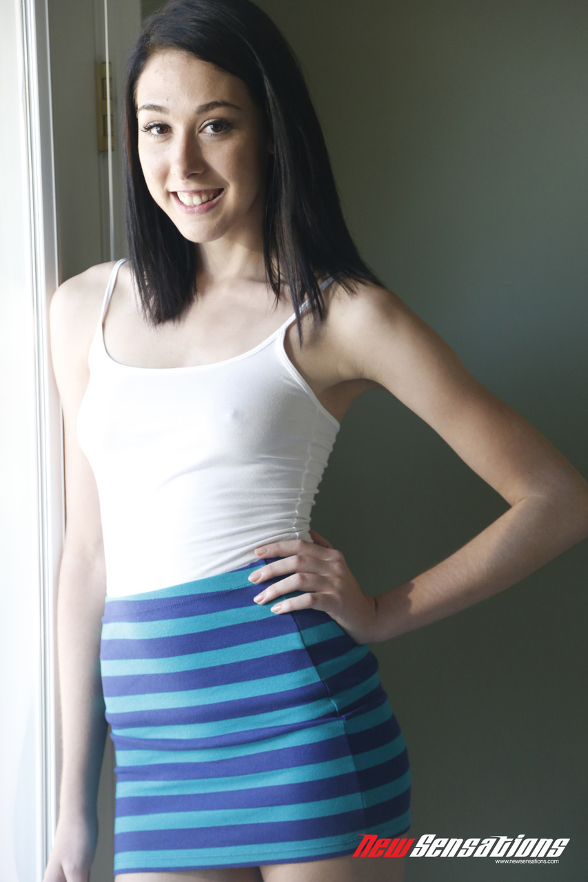 Подросток Ханна Лей Принимает Член В Её Безволосую Вагину На Кровати