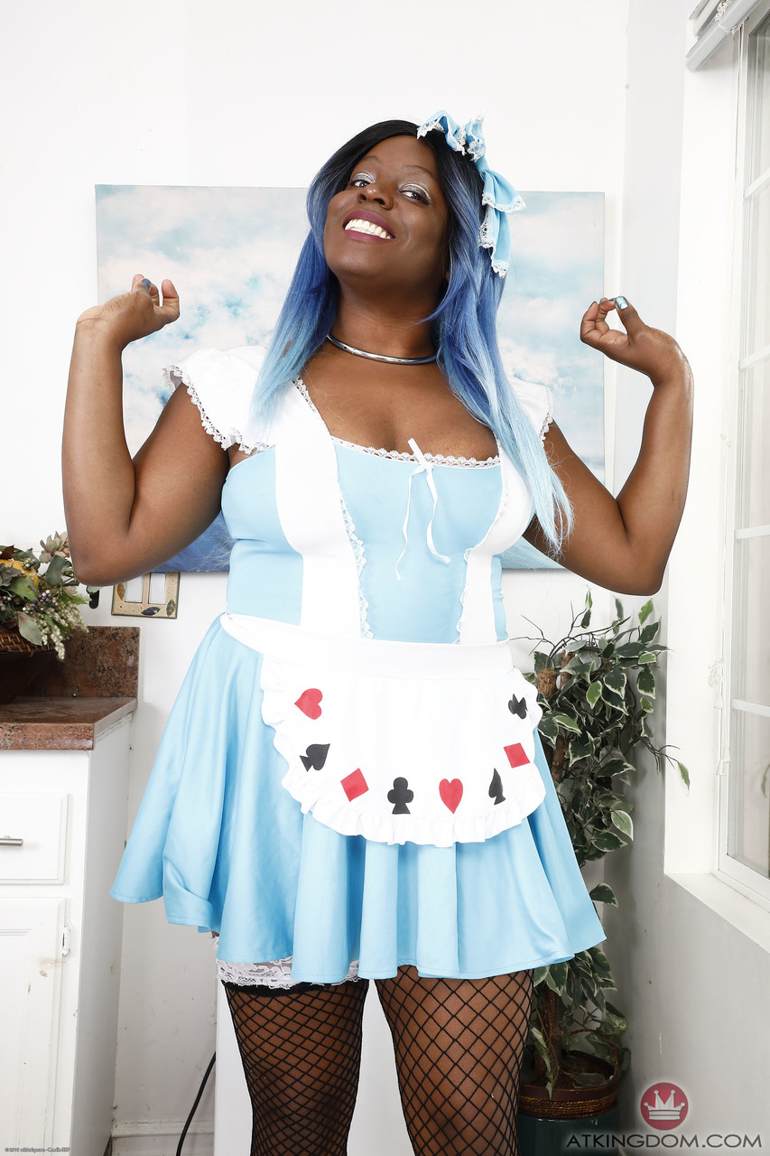 المرأة السوداء BBW Ana Algos تظهر مؤخرتها السوداء الكبيرة والفَرج في سولو