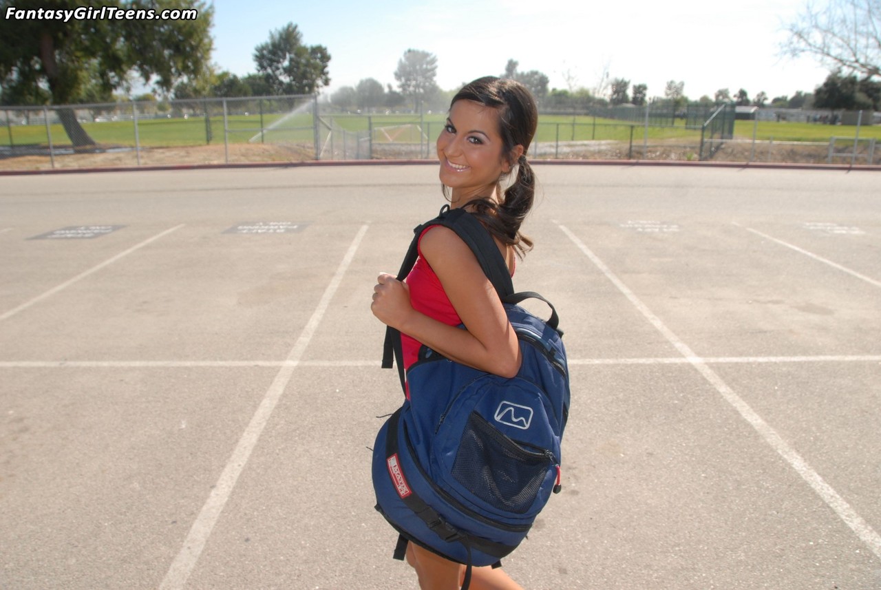 Estrela Pornô Adolescente Cassidy Morgan Mostra Corpo Quente E É Comida Profundamente