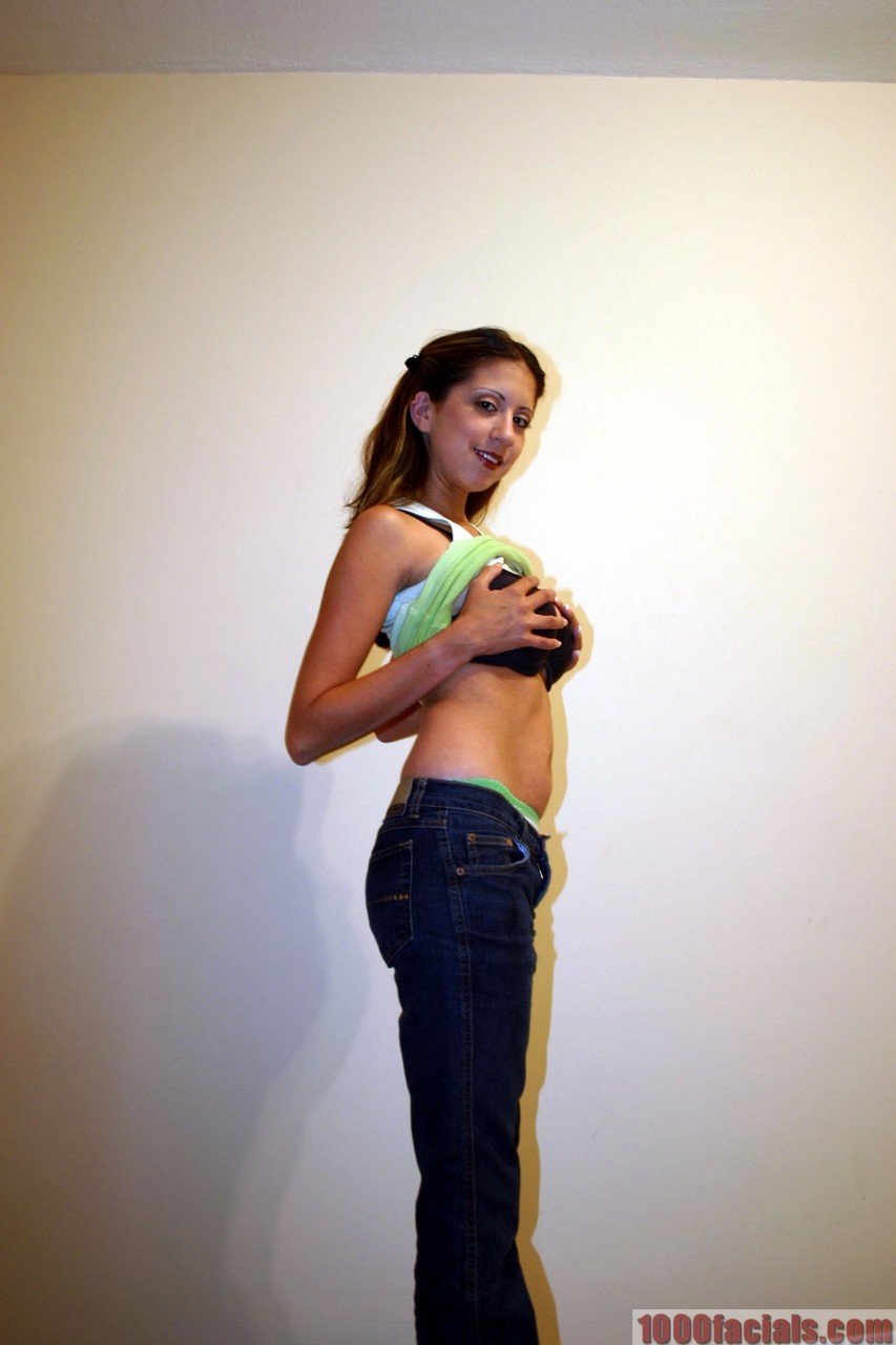 ラティーナのマリア・ロペズがフェラの後に顔射を受ける