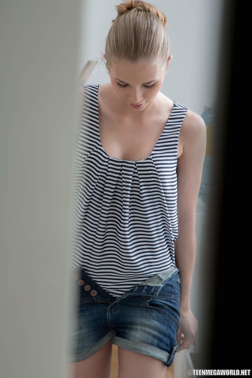 可愛いティーンKortnyがフルサービスの感覚マッサージと生セックスを受ける