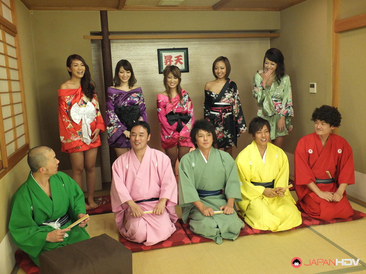 超级性感的日本女人在吹和操幸运的家伙