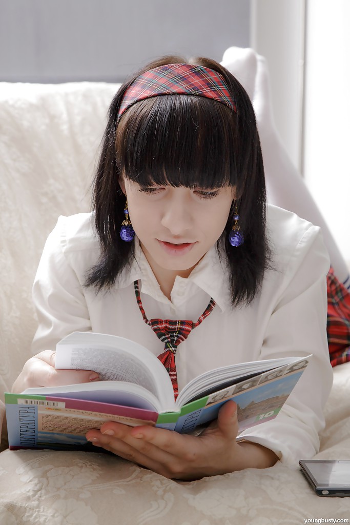 فتاة جميلة برUNETTE سيرينا سي تكشف عن صدر مراهقة كبير في جوارب حتى الركبة