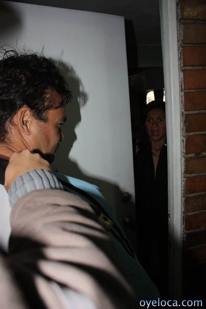 ヒスパニック娼婦オリビアデシルバがジーンズを脱いで犬交尾と口いっぱい