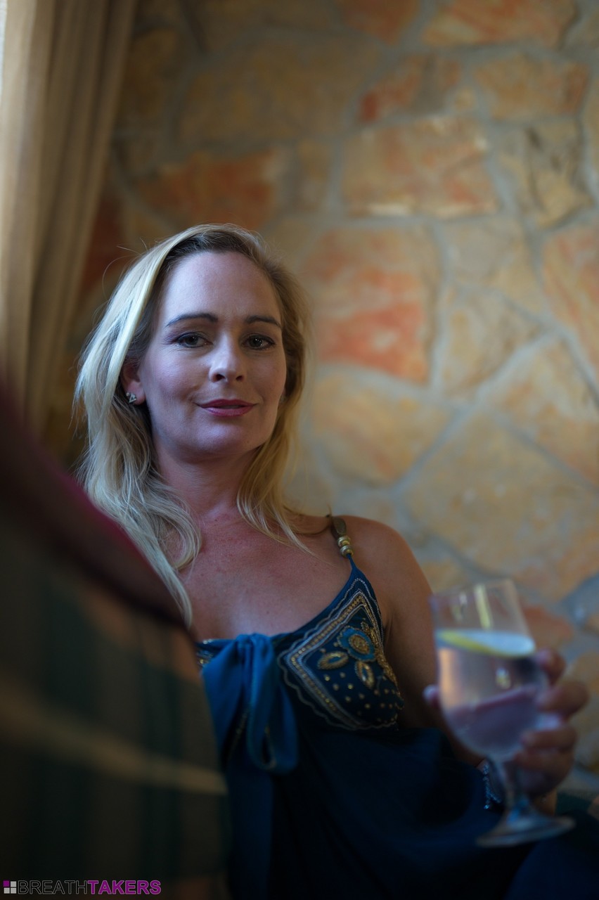 金发模特伊芙在沙发上展示修剪过的私处和自然乳房