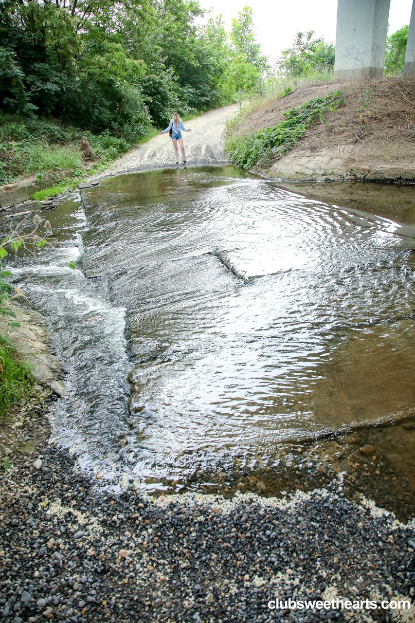 高个子少女米莲娜·德维在公共场合被她的男人脱衣并操