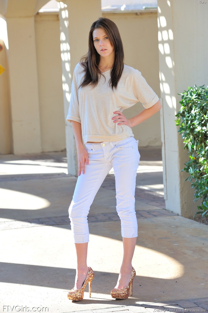 Sexy Amateur Babe Kiara Se Desviste Al Aire Libre Y Muestra Sus Pequeños Senos Y Su Coño Rasurado