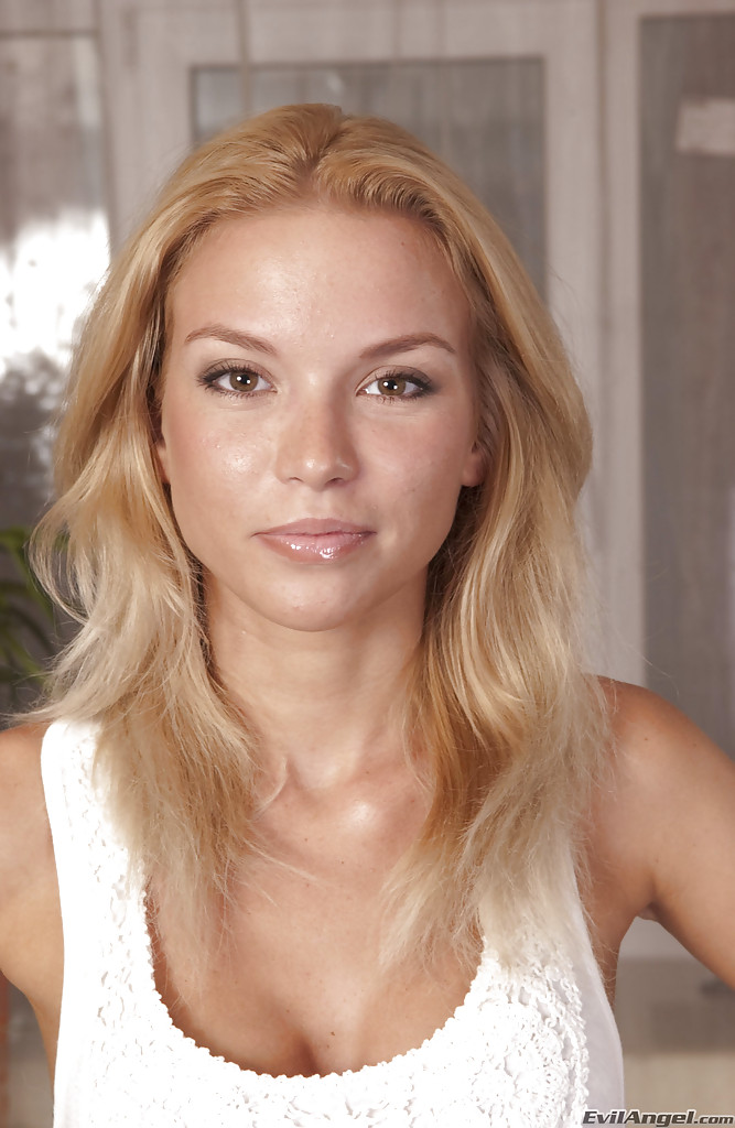 सेक्सी बेब हाई हील्स में स्ट्रिप्स करती है और अपनी पतली टांगें फैलाती है