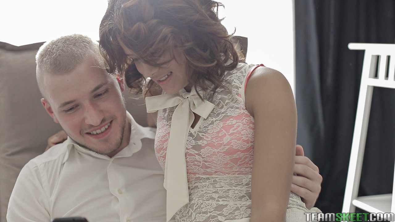 अद्भुत सोफिया बड़े लिंग को चूसती है और अपनी स्वर्गिक योनि को पीटा जाता है