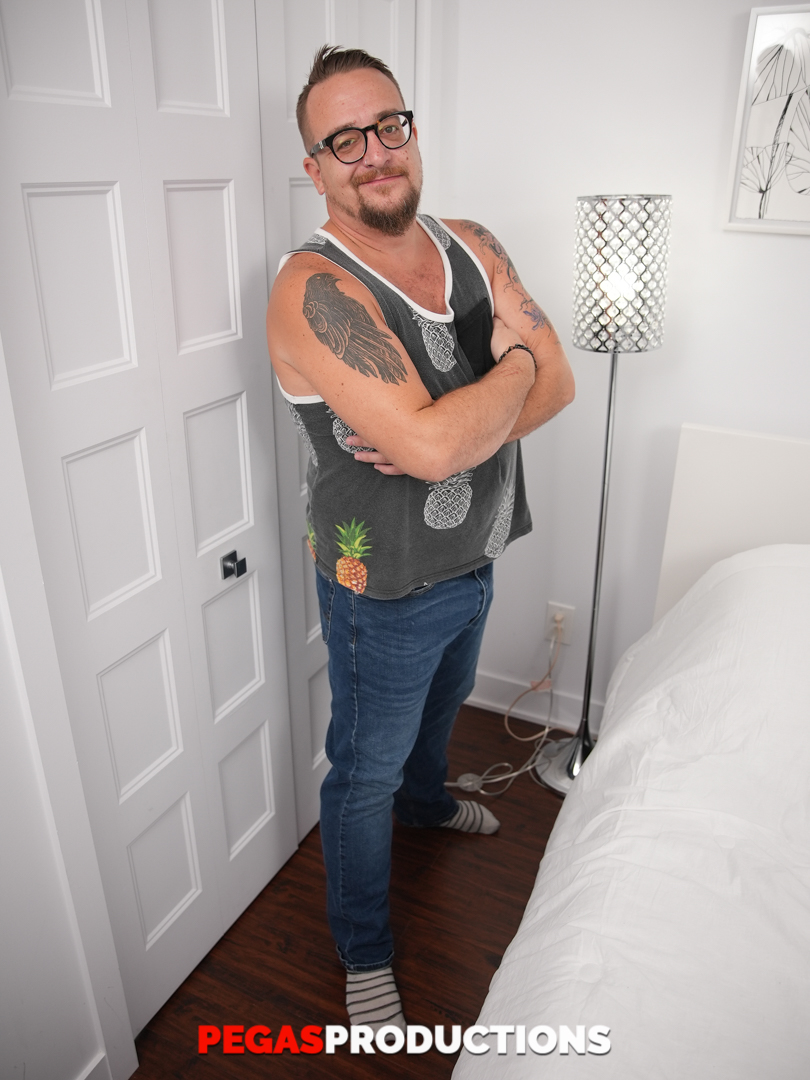 المراهقة النرجية ليكسا ريد تتعري في غرفة النوم وتلعب بثدييها الكبيرين