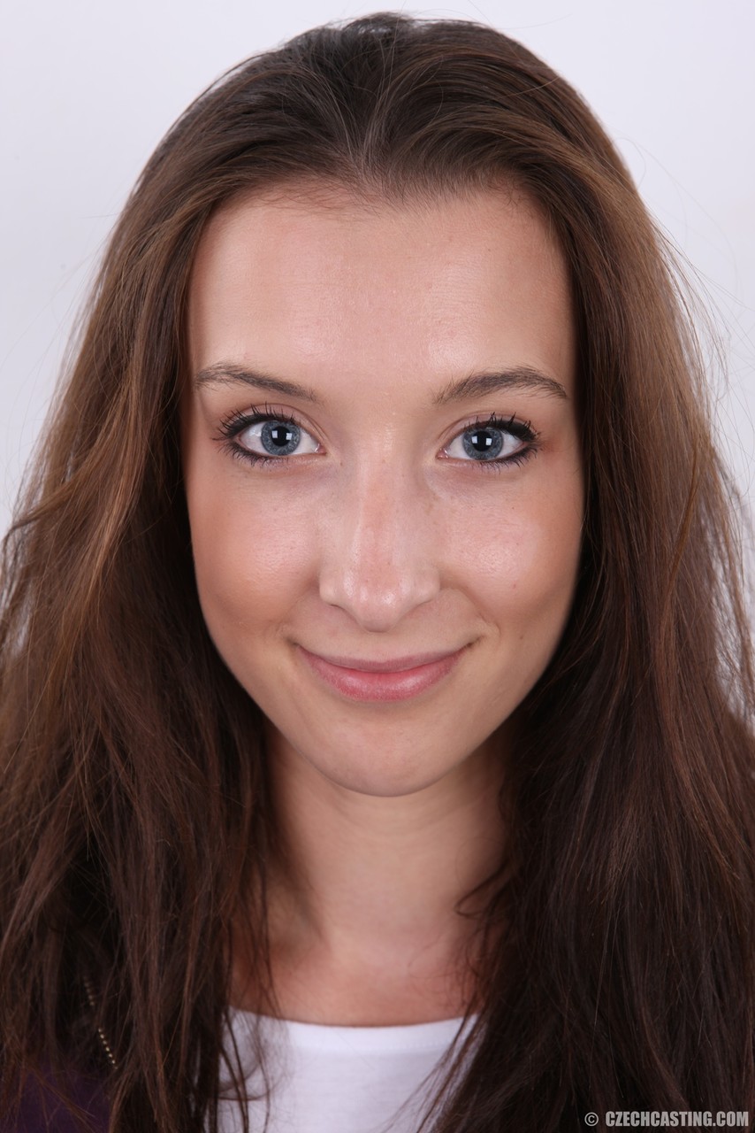 アマチュアのアデラが椅子で服を脱いだ後の剃毛マンコを見せる