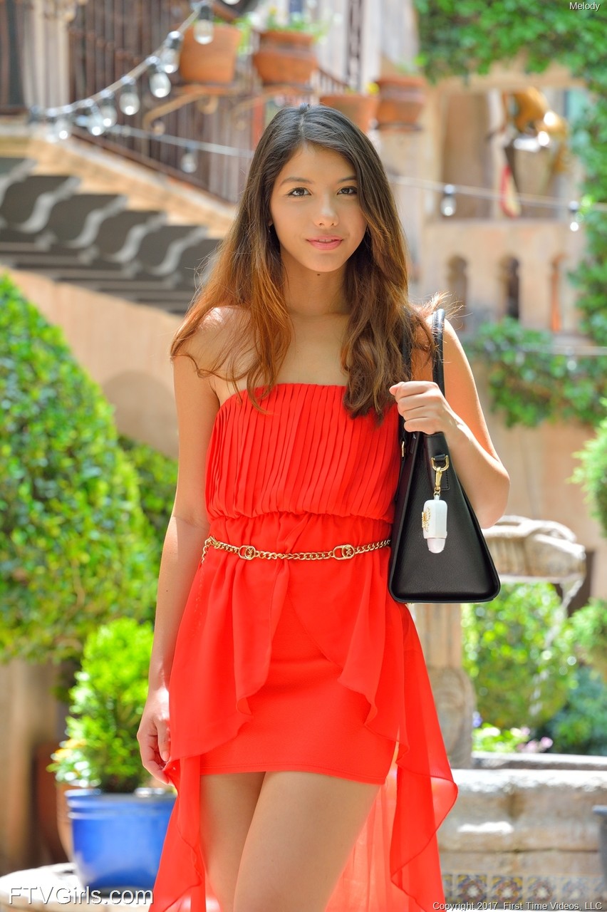 Публичная Флешка Природной Красавицы Мелоди В Длинном Красном Платье Показывает Лысую Пизду