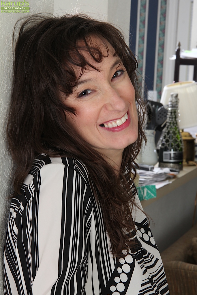 Brunette Milf Babe Shelly Jones Undressing In High Heels