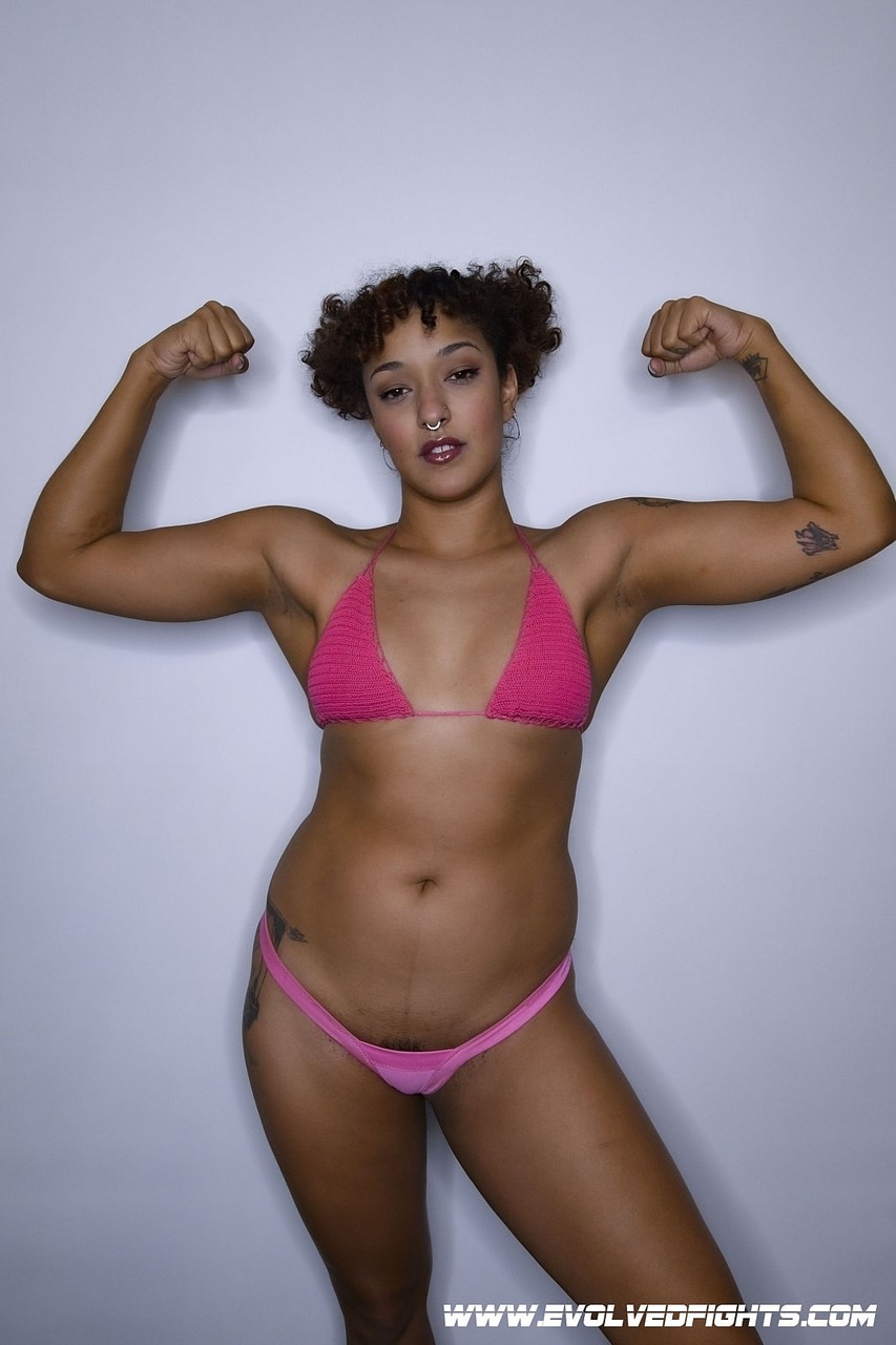 Femelle Dominante Daisy Ducati Lutte Léchage Du Pussy Et Baiser