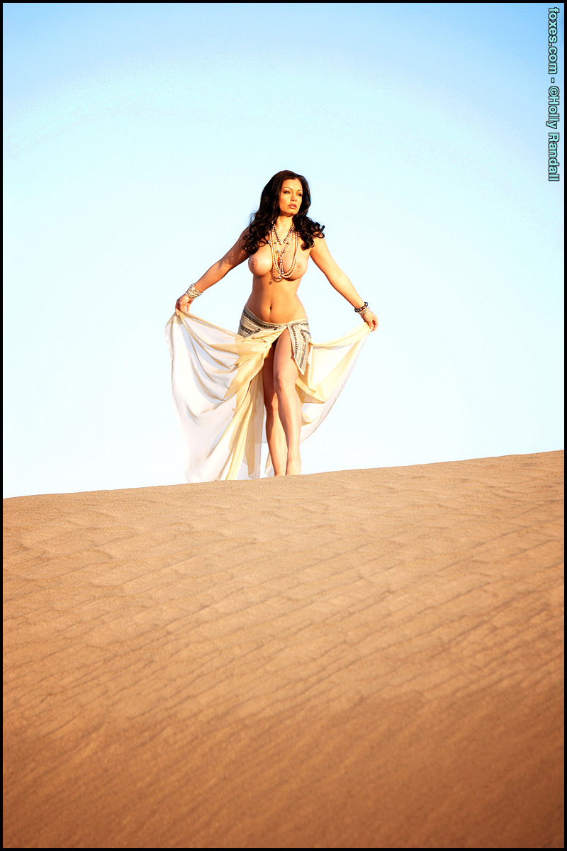 جميلة سمراء آريا جيوفاني تُظهر ثدييها ومهبلها الجميل على كثبان الرمل