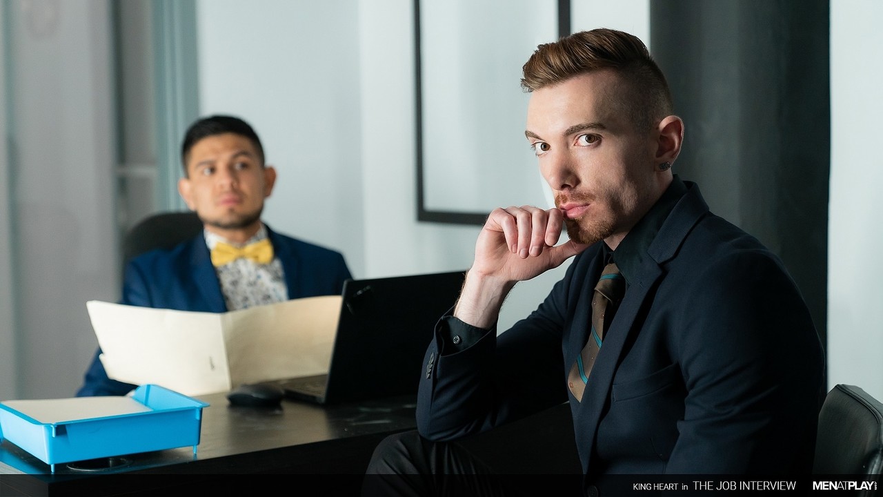 Big Dick Muscular Hunk Wanks and Shows Off