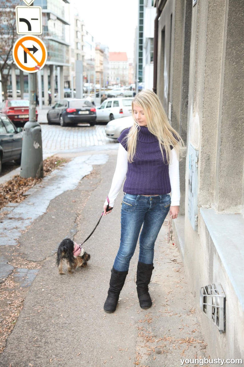 الشابة المثلية لارا جي والمراهقة السمراء تفركان بعد الإدخال بالأصابع