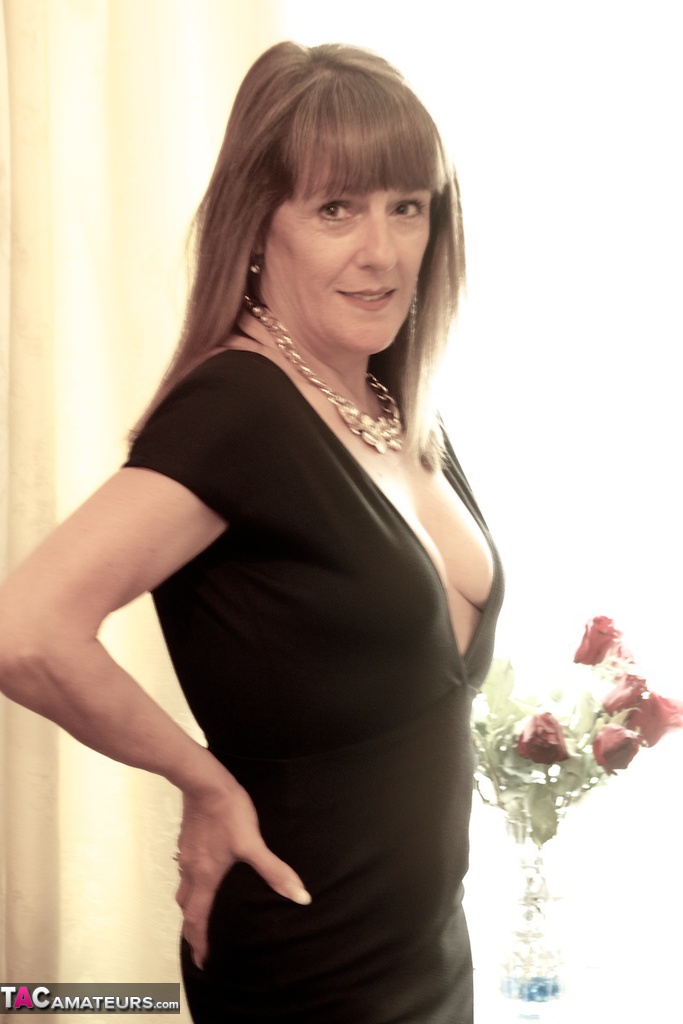 诱人成熟的潘多拉脱掉黑色衣服露出硬乳头特写