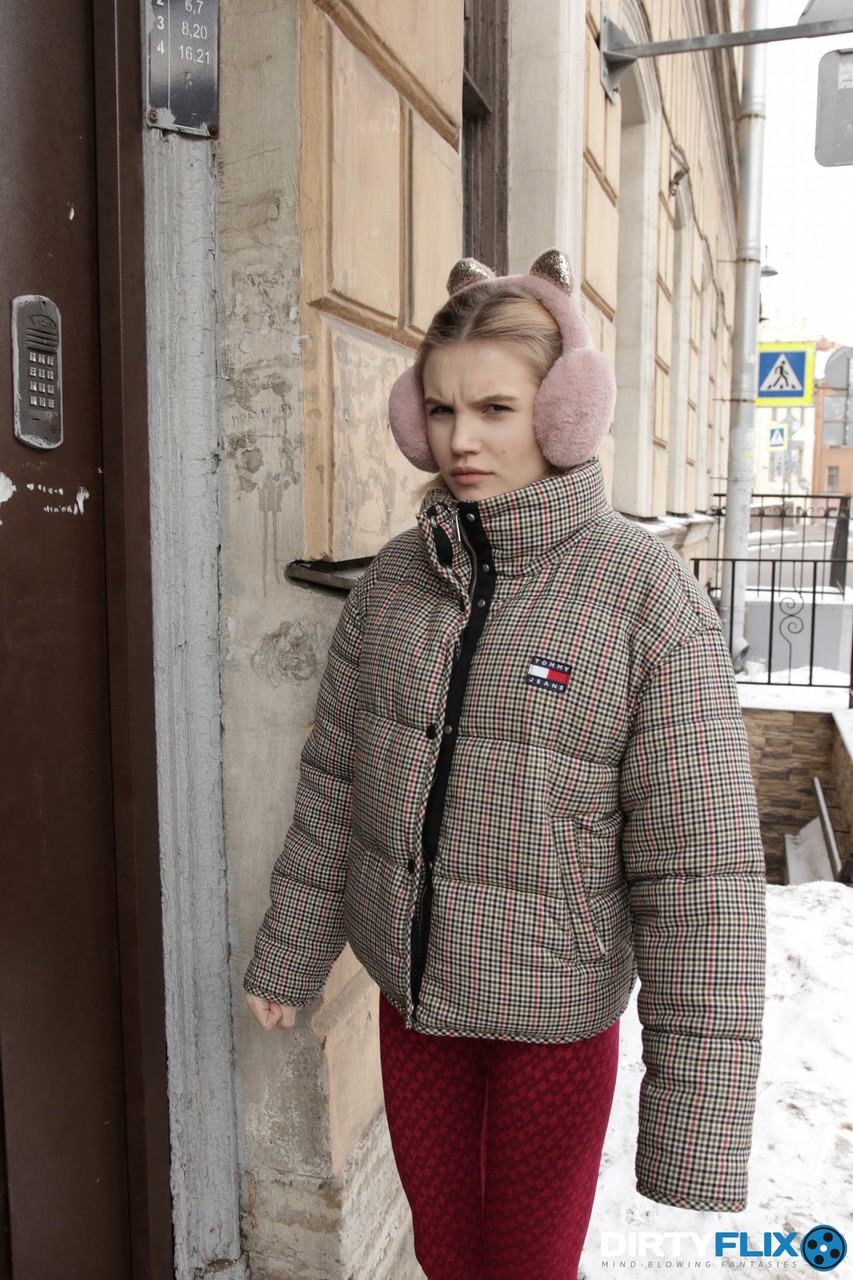 Sasha Paige Chupa Um Pau Pequeno E Leva Entre Os Lábios Da Sua Buceta