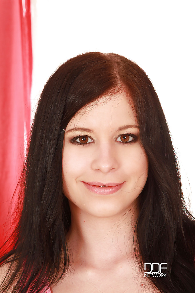 ブラネットの少女ルッシーは、毛深いマンコを示すために脚を開く