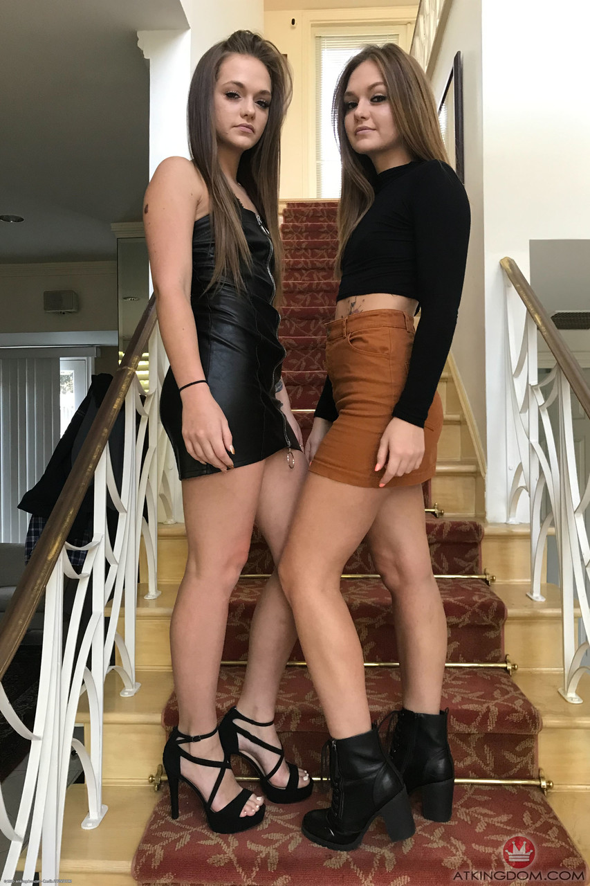 Petites Adolescentes Sami White & Joey White Se Déshabillent Et Posent Nues Ensemble