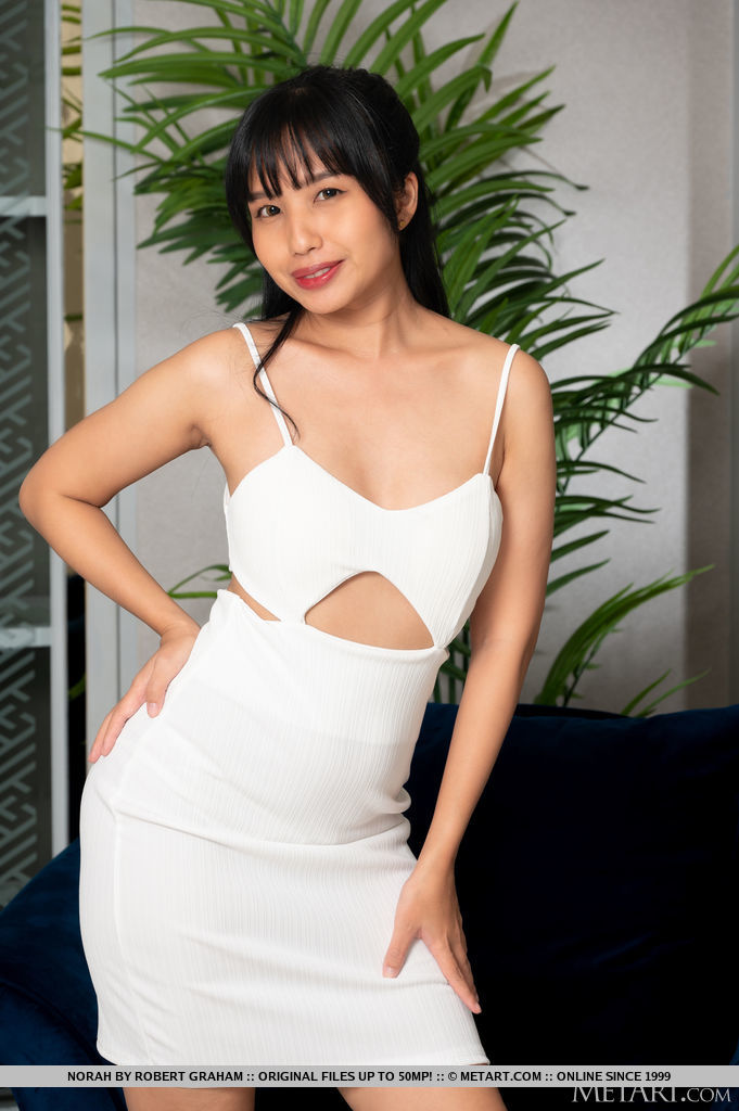 Adolescente Asiática Norah Tira A Roupa Durante Seu Show De Espelho Solo