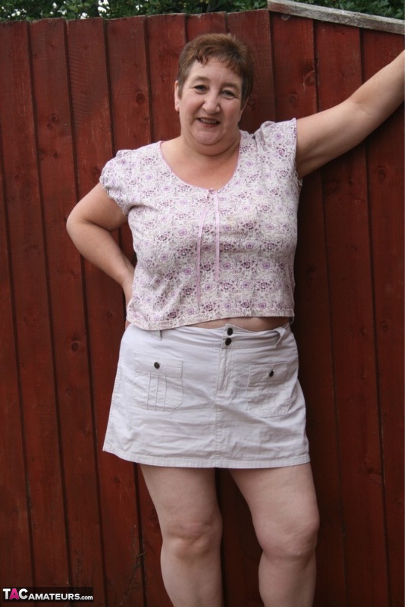 Busige Britische Mature Kinky Carol Zieht Sich Bis Zum Unterwäsche Im Hof Aus