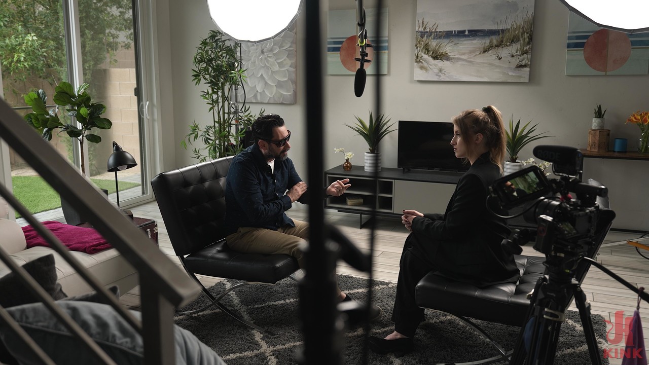 従順な妻オクタヴィアレッドがフェラチオをして暴力的セックスの後に精子を食べる