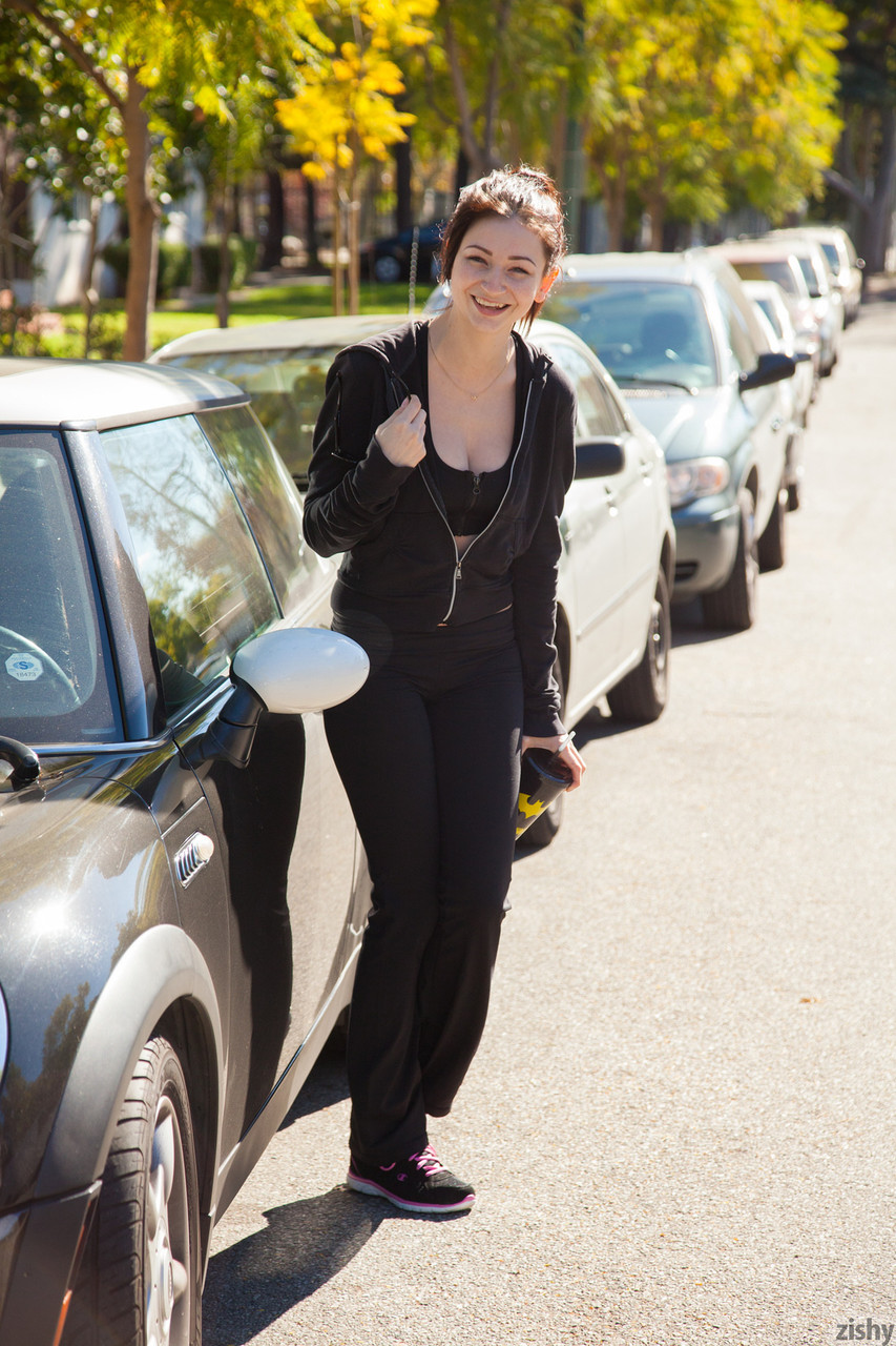 Гибкая Подруга Адолиска Кули Дразнит Своим Декольте В Парке