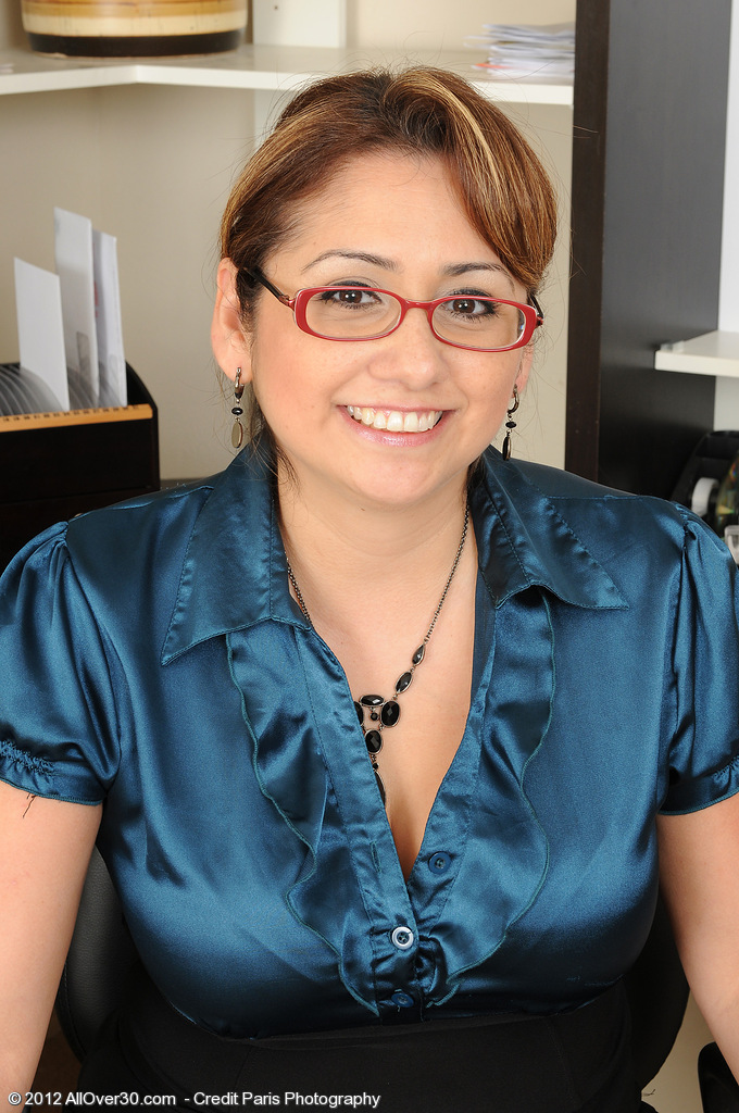 Executiva Gordinha Acima De 30 Anos Jessica Zara Tira A Roupa Até Os Saltos Em Seu Escritório Em Casa