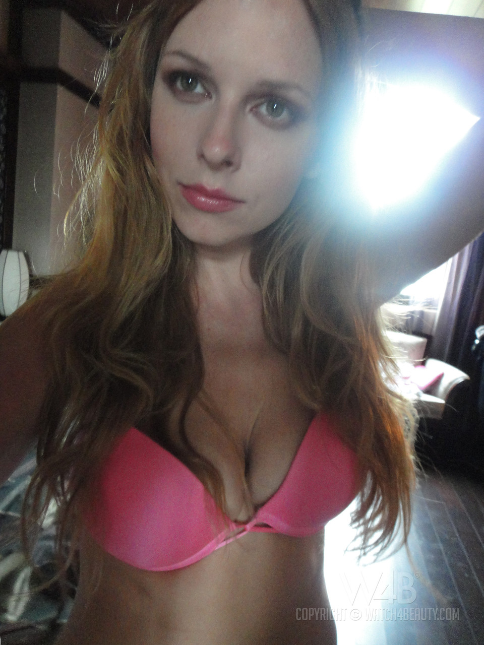 素人美女カルメン・キースが鏡越しに自分の巨乳とマンコを自撮りする