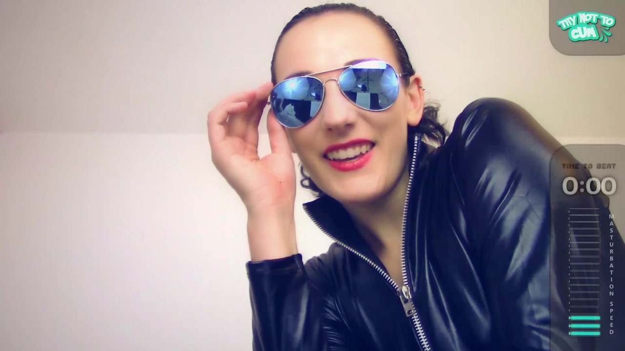 السيدة السمراء كلارا دي في اللاتكس تمتص لعبة جنسية