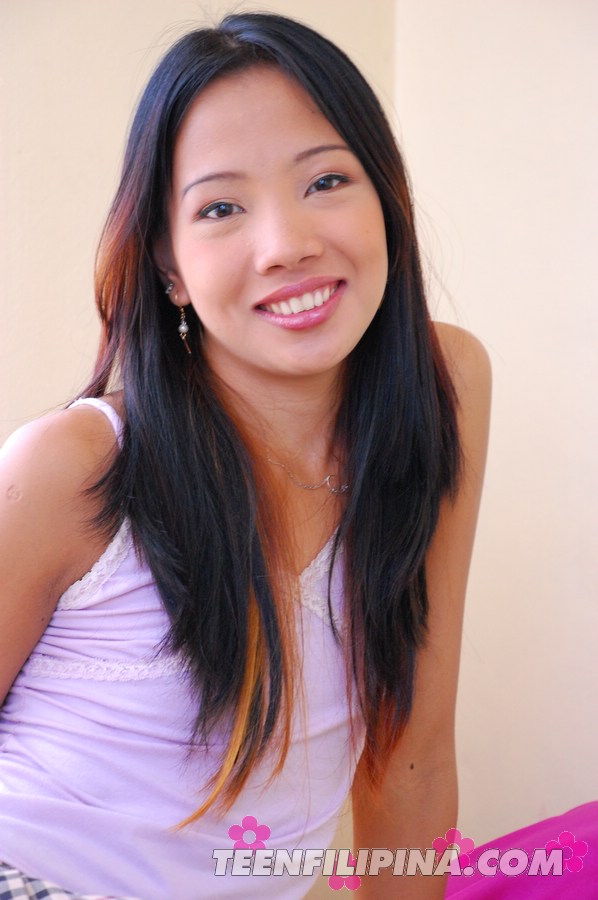 菲律賓少女獨自穿白襪脫光