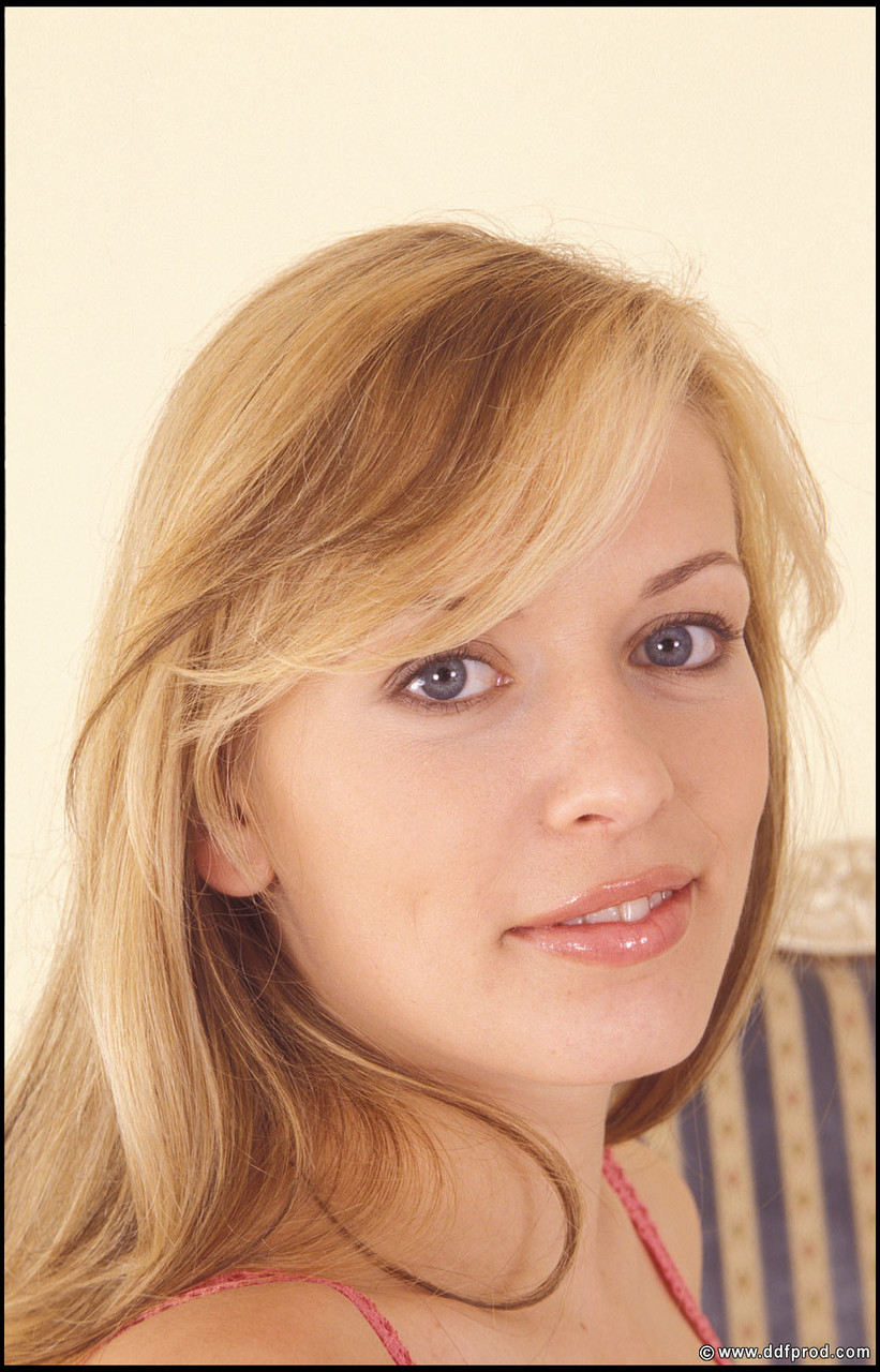 青い瞳の美女シルビーが激しいフェラチオをして精液を味わう