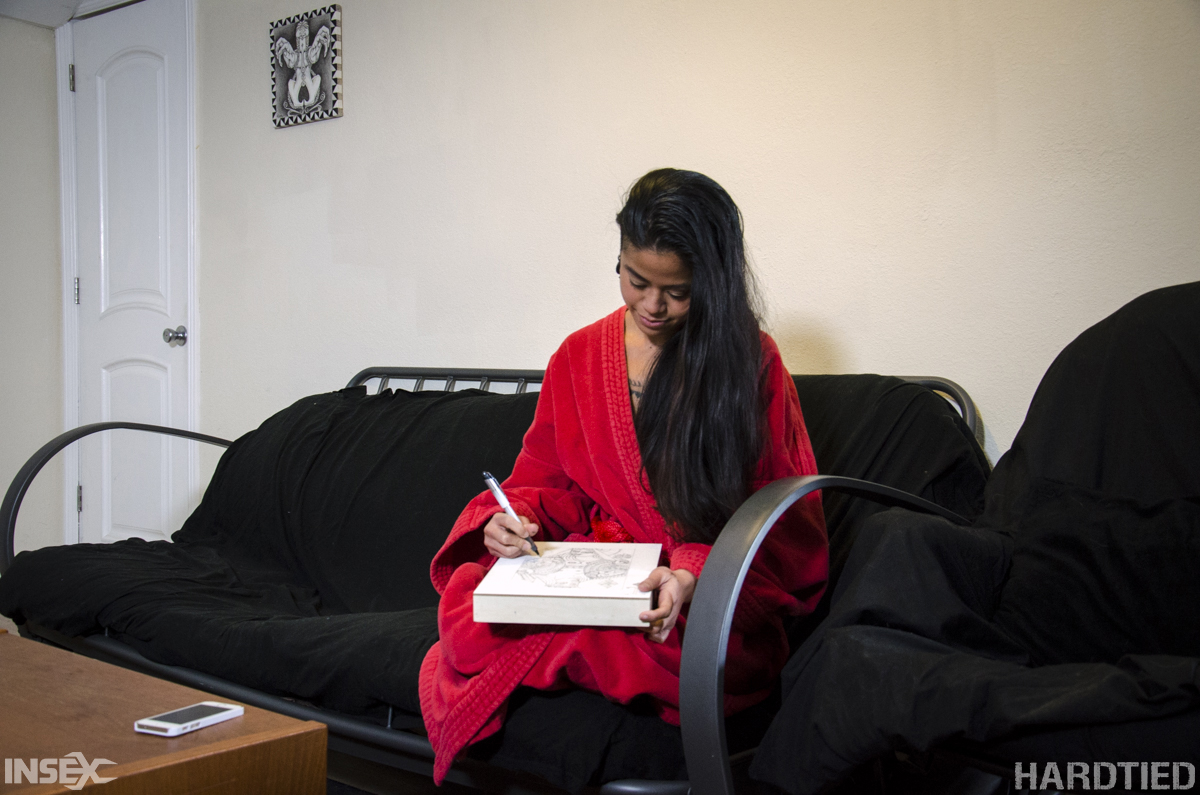 टैटू वाली एशियाई लड़की चिलीकार्लिता रस्सी की बेड़ियों से संघर्ष करती है