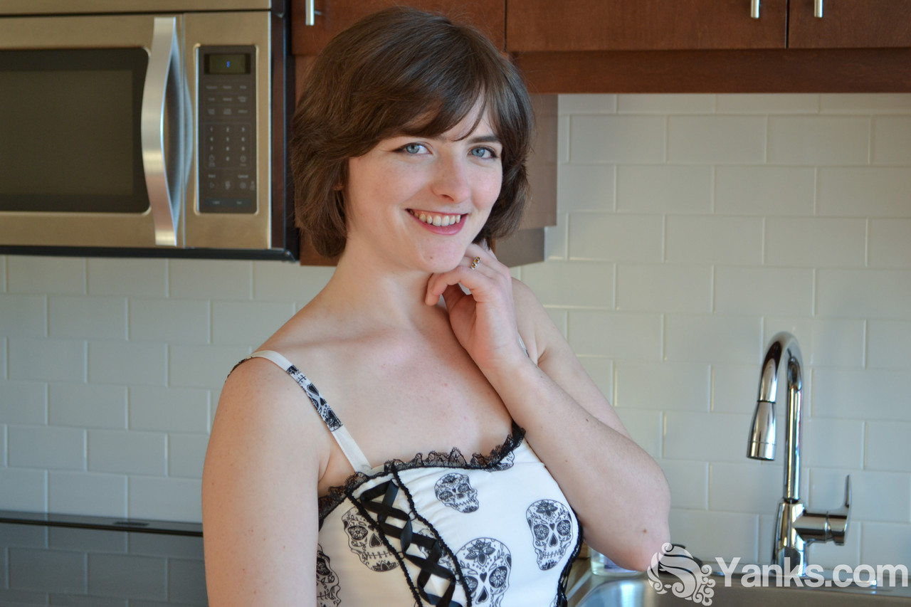 Raven Snow Erstes Mal Nackt Pussy Spiel In Der Küche