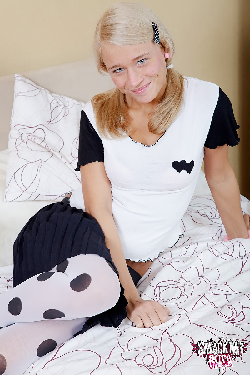 Jeune Blonde À L'Air Enfantin Avec Des Couettes Se Fait Enculer