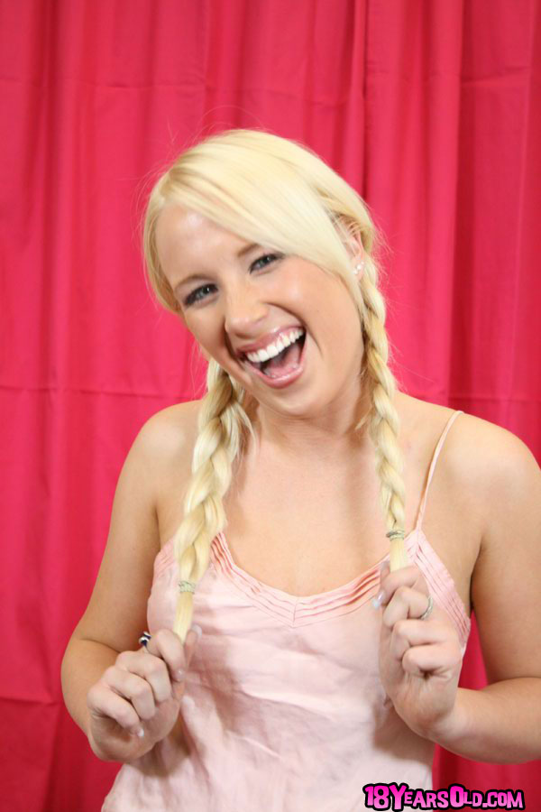 性感金发乔斯林·杰登展示穿孔美臀与中等乳房