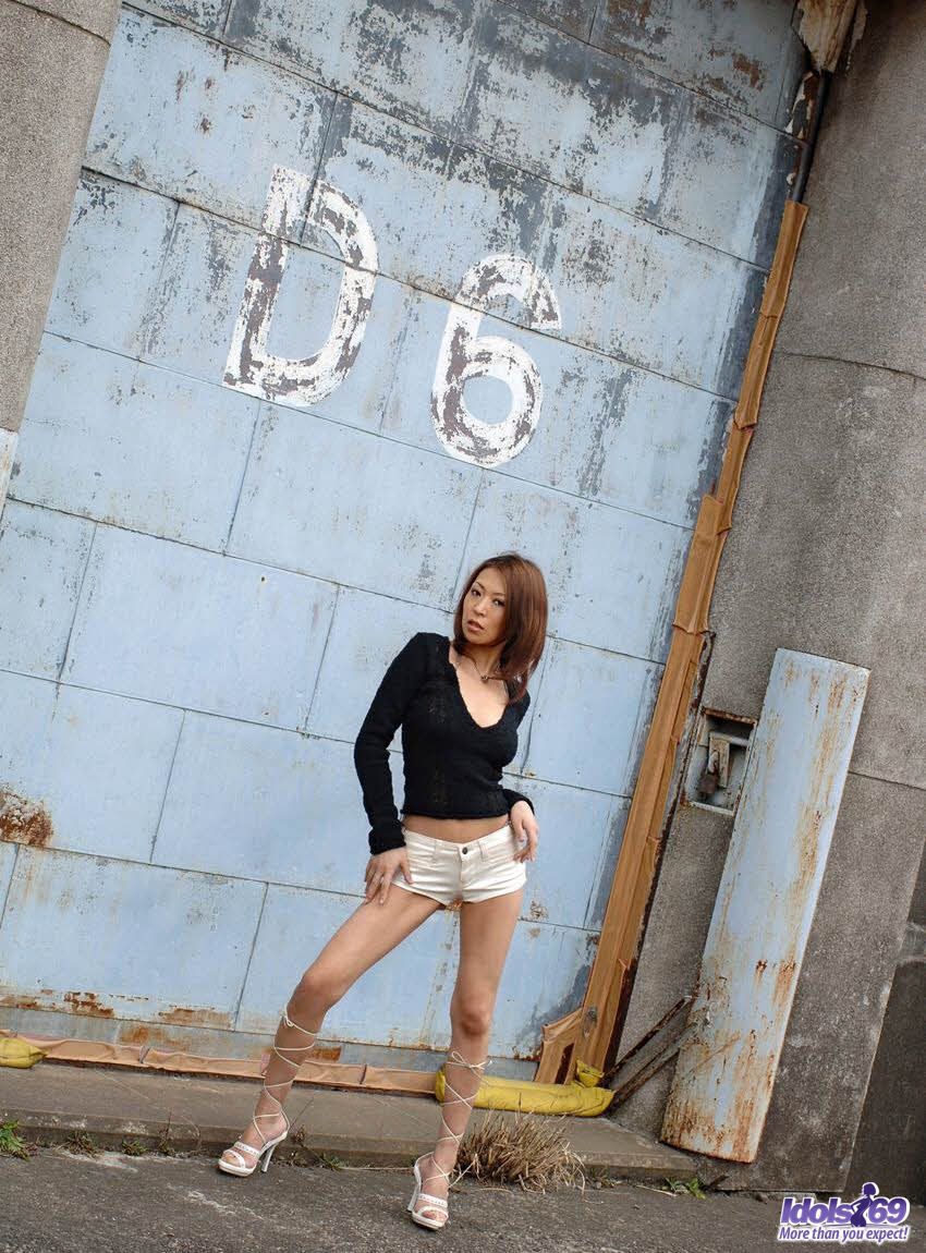 日本の美女さゆみがヌードモデルのギグ中に彼女の天然の胸を愛撫する