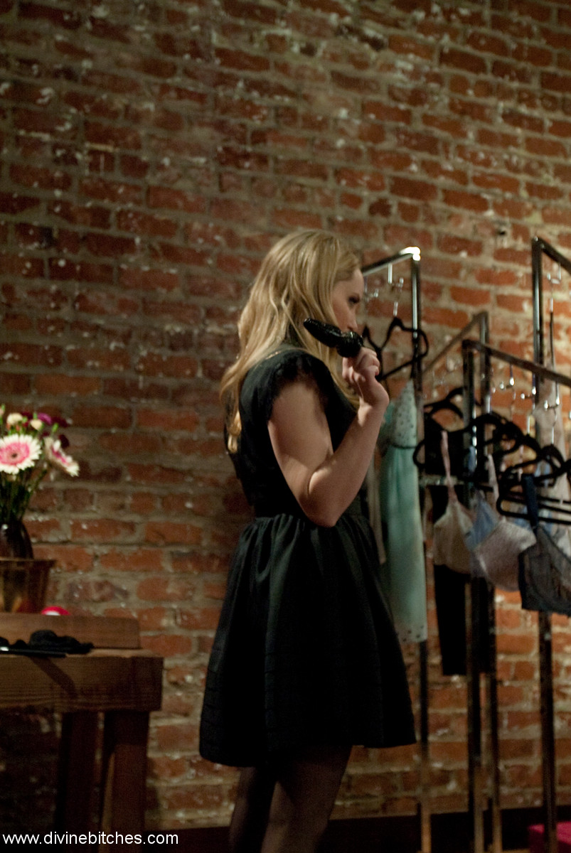 金发女支配者艾登·斯塔尔穿黑色连衣裙玩弄被绑男人的肛门