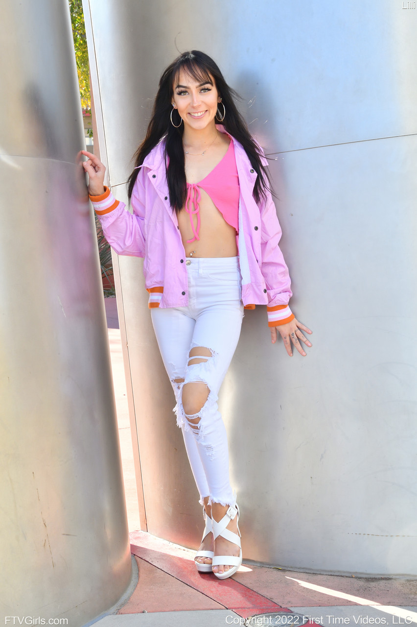 अमेच्योर बेब लिली रेस्तरां में कपड़े पहने और अपने कठोर निप्स को फ्लैश करती है