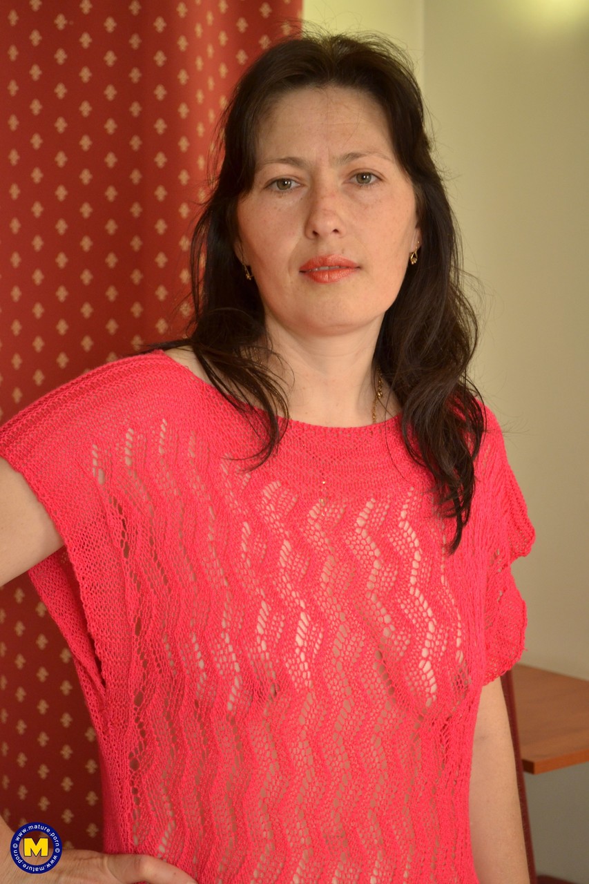 Esposa Amadora Camila A Tira A Roupa E Brinca Com Brinquedos Em Sua Madura E Peluda Buceta