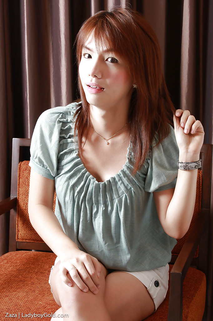 एशियाई लेडीबॉय जाजा अपने पेंटी से अपना लिंग निकालती है मास्टरबेशन के लिए