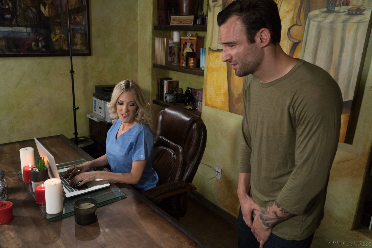 Blake Morgan Mûre Chevauche Alex Tatoué En Reverse Cowgirl